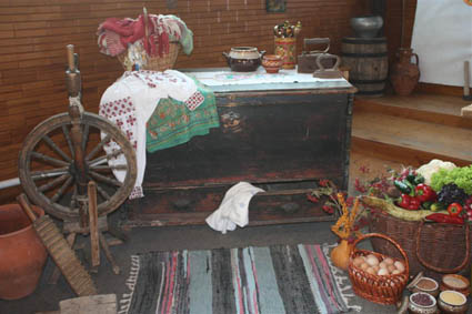 стол со старинными предметами